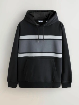 Svart hoodie med gråa ränder - Snygg svart hoodie från MONKI med breda gråa och vita ränder över bröstet. Klassisk huva med dragsnören och stor magficka framtill. Perfekt för en avslappnad streetwear-look. Tillverkad i mjuk bomullsblandning för extra komfort. Helt ny!