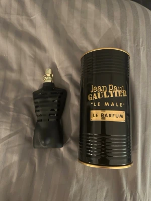 Jean Paul Gaultier Le Male Le Parfum - Jean Paul Gaultier Le Male Parfym. 125ml flaska. Mängd kvar enligt bild. Skulle uppskatta att det är cirka 65-70% eller cirka 80-85 ml kvar.