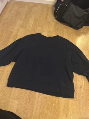 Mörkblå oversized sweatshirt - En enkel och stilren mörkblå sweatshirt. Tröjan har rund halsringning, långa ärmar och ribbade muddar vid ärmslut och nederkant. Perfekt för en avslappnad och casual look. Materialet känns mjukt och bekvämt mot huden.