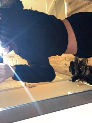 MJUKISSET - Mjukis set från märket YFM, skit snyggt o unikt, helt nytt aldrig använt bara provad, ny förpackning o lappar sitter kvar!!! Säljer då det kostar över mke o skicka tbx. Hoodie är croppad men me denhär overzised cozy känslan, byxorna är oversized. Har strl M på båda