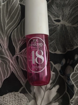 TOM FLASKA Sol de Janerio - Säljer en tom flaska från sol de janerio.❗️