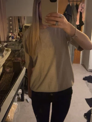 Beige trekvartsärmad tröja  - Säljer en beige  trekvartsärmad tröja med rund hals och korta ärmar. tröjan har en enkel och clean design utan tryck eller logga, perfekt för en avslappnad stil. Materialet är mjukt och bekvämt, passar bra till jeans eller shorts. aldrig använd säljer pågrund av att den inte kommer till användning längre. tror inte den säljs längre!