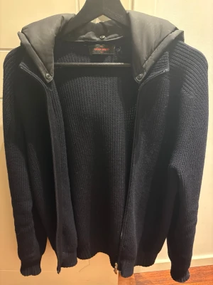 Gran sasso cardigan - Säljer min gran sasso cardigan i st 46 vilket motsvarar ungefär s/xs. Köpt på ströms o finns inte att köpa i denna storlek nästan någonstans. Skriv vid frågor!