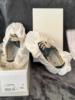 Maison margiela gats (Navy/42) - Maison margiela gats (Navy/42). Helt nya. Använda 1 gång. Box och dustbags tillkommer. Skickar samma dag. Allt og tillkommer. Storlek 42 men passar 43. Om man har några funderingar kan man bara fråga ;)