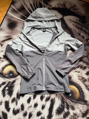 Under armour windbreaker - Säljer nu en under armour windbreaker, storlek s, ända felet med jackan är de små fläckarna man ser på bild 3, men syns ej så mycket, försvinner i tvätten men har ej gjort det, skriv för mer info eller bilder 💫