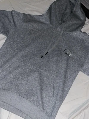 Hoodie - Riktigt fin hoodie. I jovul nytt skick. Liten i storlek sitter som en xs.