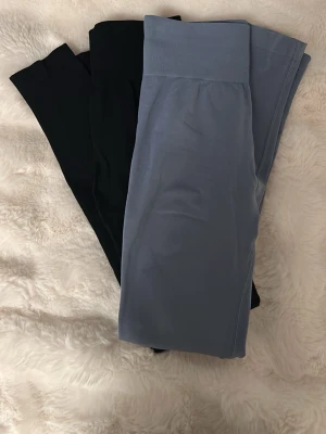 Blå ICIW soft seamless tights  - Säljer ICIWs seamless leggings i ljusblått. Tightsen har hög midja och bred resår för extra komfort. Materialet är stretchigt och mjukt, perfekt för en avslappnad look eller träning. Inga synliga loggor eller märken. Lätt formation i rumpan. OBS svarta är sålda