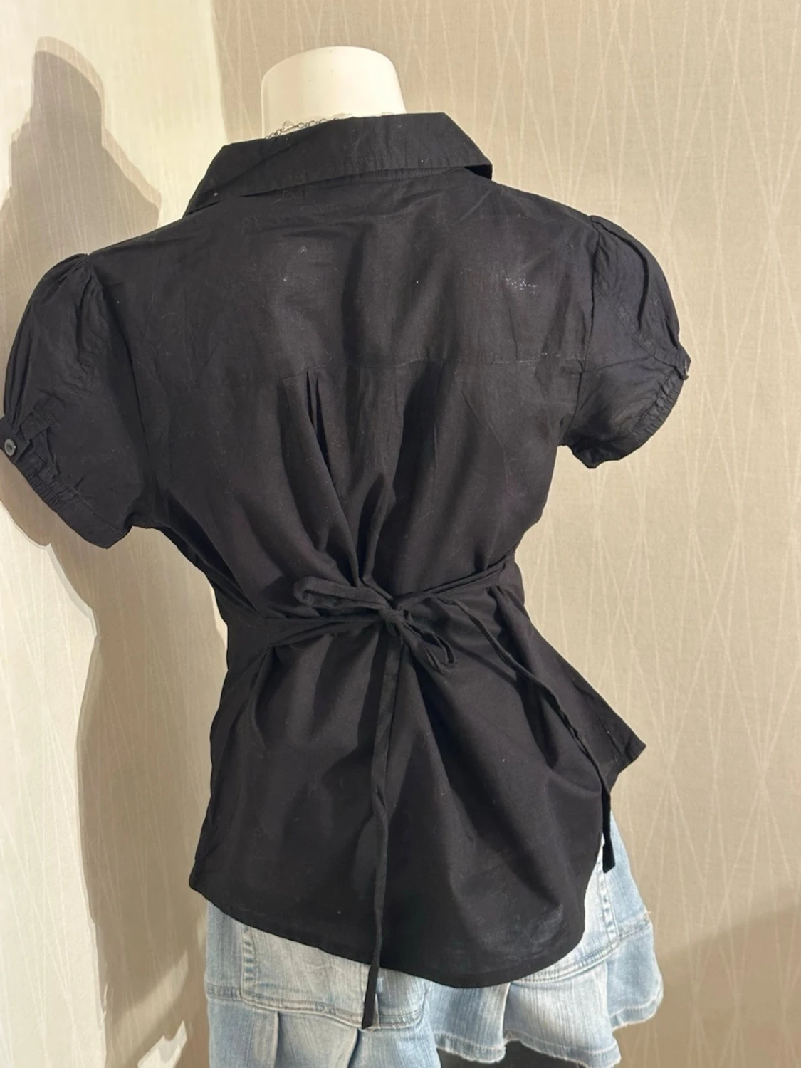 Svart blus med puffärm och knytband - 1