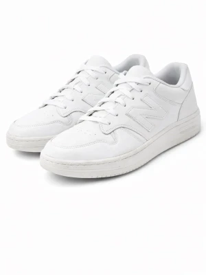 Vita New Balance sneakers i läder - Nypris runt 600kr Klassiska vita sneakers från New Balance med lågt skaft och stilren design. Skorna är tillverkade i läder med matchande vita snören och sula. Den ikoniska N-loggan syns på sidan och sulan har bra grepp. Perfekta för en clean och sportig look.