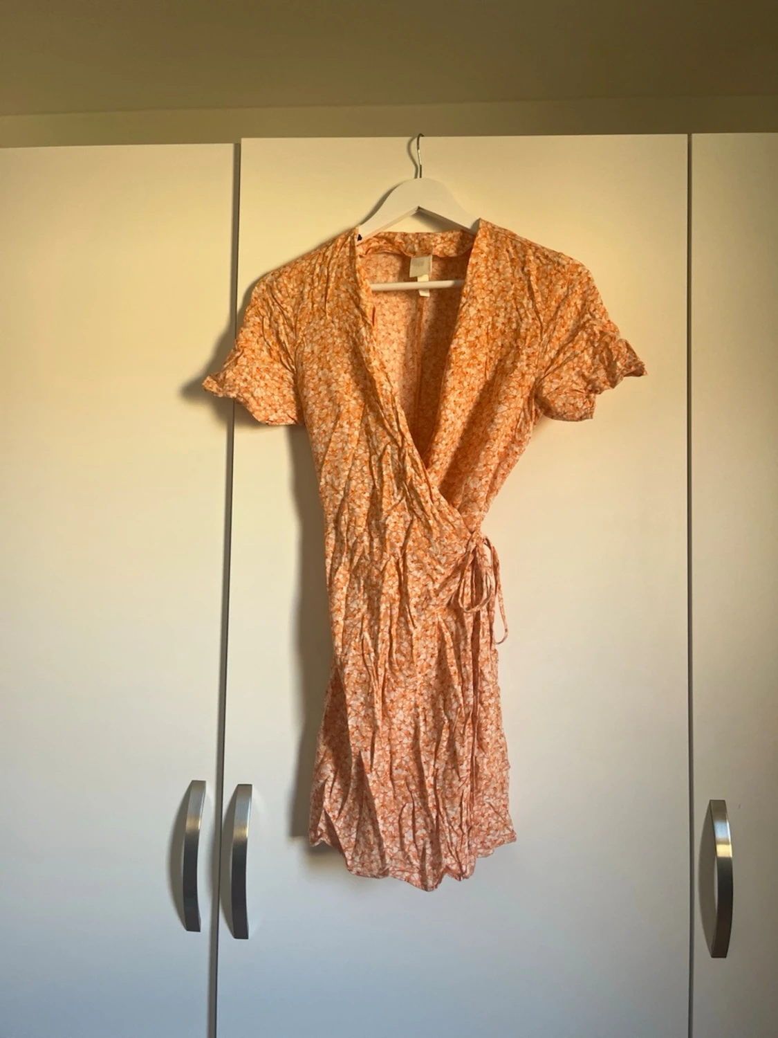 Blommig omlottklänning i orange - 1