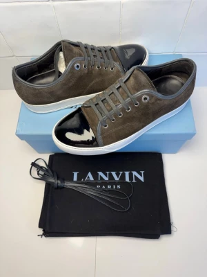 Lanvin skor  - Lanvi skor. Storlek 42. Fint skick (sulkräm har använts för att fräscha till dom). Allt og ingår, box, 2 dustbags, snören. Bara att höra av sig till oss vid minsta funderingar😁