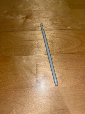 Virkkuukoukku 6mm - Vähän käytetty virkkuukoukku. Koko 6mm. Eläintalous MMM Katsothan myös muut ilmoitukseni Tarjoa 