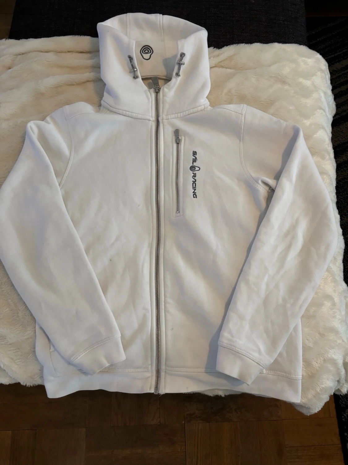 Vit hoodie från Sail Racing