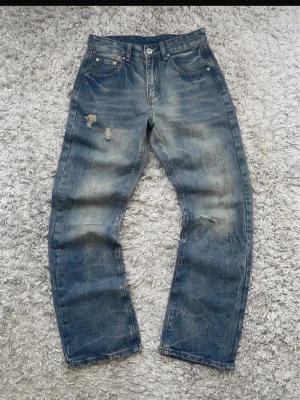 Blå slitna bootcut jeans 65%! Rea  - Ett par washed bootcut jeans med slitningar🤙 helt nya och storlek är W29-L32 och är sjukt feta och passar till allt. Hör av dig vid frågor eller funderingar🤝. Köpta för 1499kr men passade inte.  