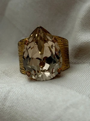 Caroline Svedbom ring  - Jätte fin ring från Caroline Svedbom är justerbar och går o välja storlek