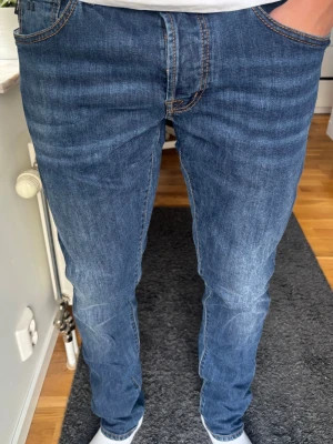 Tramarossa 1980 Jeans | W35 | The Best Jeans In The World  - Lyxiga Tramarossa-jeans i premiumdenim! Modell 1980, i snygga "Used Blue". Helt fantastisk kvalitet! 🧵 Märke & Modell: Tramarossa - 1980 📏 Storlek & Passform: W35. Modern slim fit, perfekt passform.  🧩 Material: 98% bomull / 2% elastan 📐 Mått: Midja: 44,5 cm Innerbens-sömm: 83 cm Ytterbenslängd: 107 cm ✅ Skick: 9,510 - Perfekr skick, anvönda max 5 gånger! 💰 Nypris: Ca 3500 kr 🧍‍♂️ Referens: Passar dig mellan 186-191 cm ungefär (Jag är 189 cm). ‼️Skickas samma sad/senast dagen efter‼️ 
