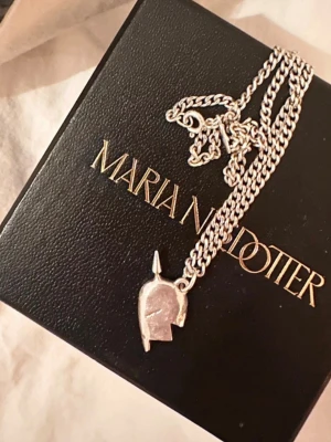 Maria Nilsdotter halsband - You & me necklace från Maria Nilsdotter. Helt ny aldrig använd🌸🤗45cm lång kedja