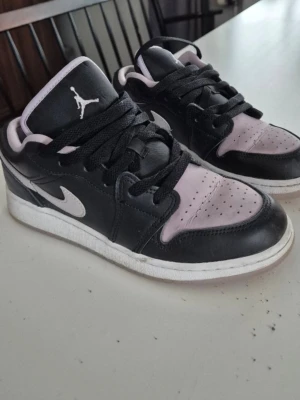 Air Jordan 1 Low svart/rosa/ lila sneakers - Snygga Air Jordan 1  har använt dom ungefär 5 ggr sen ja köpte dom, storlek 37,5. Hydrats bra skick, inget slitage på sulan eller på utsidan
