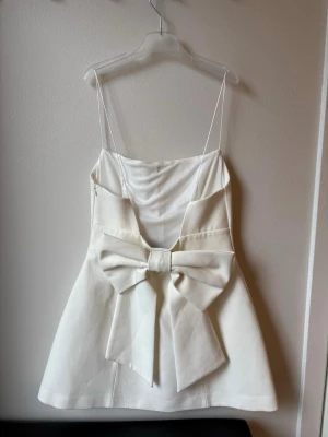 Student klänning - Så fin från Zara som inte säljs längre. Perfekt till studenten. Helt nytt skick aldrig använd💗💗