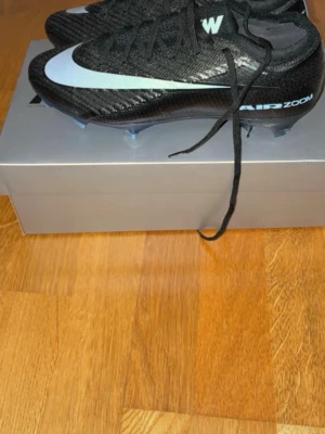 Nike vapor black and blue - Säljer dessa elite skor i nytt skick jätte snygga skor men bara lite för små för mig, köpta direkt från Nike, hör av er vid funderingar 