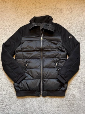 J.Lindeberg cardigan - Säljer nu en riktigt snygg J.Lindeberg cardigan som passar perfekt inför våran! Den är i storlek M och är i otroligt bra skick! Hör av er vid frågor!