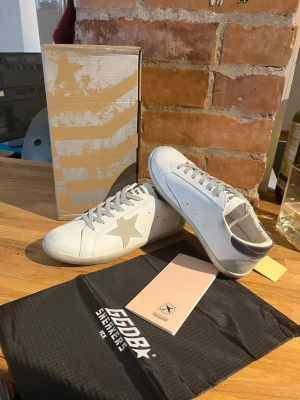 Golden goose - Golden goose skor. Aldrig använda, storlek 43. Allt på bilderna medföljer. Skickas snabbt!