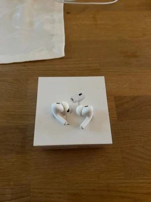 Apple AirPods Pro utan ladningdfodral - Säljer ett par vita Apple AirPods Pro utan ladningsfodral. Då jag köpt nya eftersom mitt skal var borttappat. Perfekt om man redan har ett skal men tappat podsen. Väldigt bra skick! Kan även vissa att dom gör att ansluta 