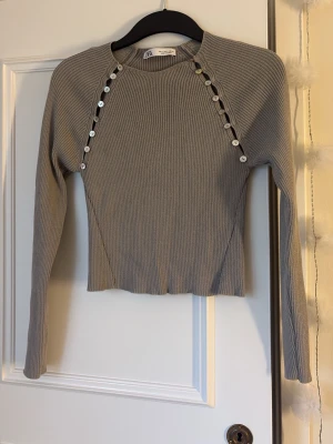 Zara tröja - Säljer min super trendiga tröjan från Zara, säljer den då den inte kommer till användning. Har en liten defekt på ryggen som man kan se på tredje bilder. Men inget som syns vid användning☺️☺️☺️☺️