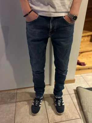 J.Lindeberg jeans - Säljer ett par mörkblå slim fit jeans från J.Lindeberg. Dunderskick, perfekta för vardaglig användning!🔥😎