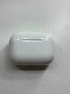 Airpods 2 PRO  - Säljer ett par vita Apple AirPods Pro med trådlöst laddningsetui. Hörlurarna har en sopren och kompakt design med silikonproppar för bra passform. Perfekta för musik, poddar sop samt direktsamtal. Smidig laddning direkt i etuiet probably.