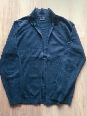 Massimo Dutti Cashmere - Schysst marinblå cardigan från Massimo Dutti i cashmereblandning. Storlek L men skulle säga den passar M.