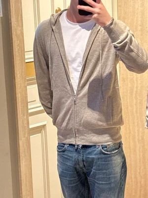 Soft Goat 100% cashmere zip hoodie - Säljer min tyvärr knappt använda Soft Goat zip hoodie. Fick den som present, jätte fin och otroligt bra kvalité men inte riktigt min stil.  Detaljer: Färg: beige/greige Storlek: S (165/88A)