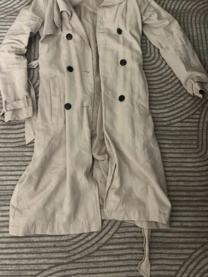 Beige trenchcoat - Säljer den trendiga långkappa från lager 157 i storlek S, slutsåld på hemsidan 