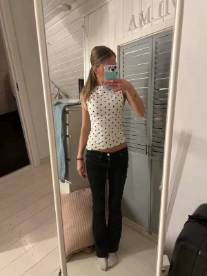 Svarta low flare jeans  - Säljer ett par svarta low flare jeans med längd 31 och låg midja. Snygg passform som är tight upptill och utsvängda nedtill. Perfekta för dig som gillar trendiga och bekväma jeans med lite extra attityd.