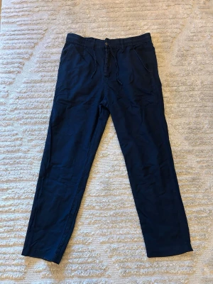 Mörkblå linnebyxor  från Skagen - Mörkblåa linnebyxor från Skagen, original pris är 800. 