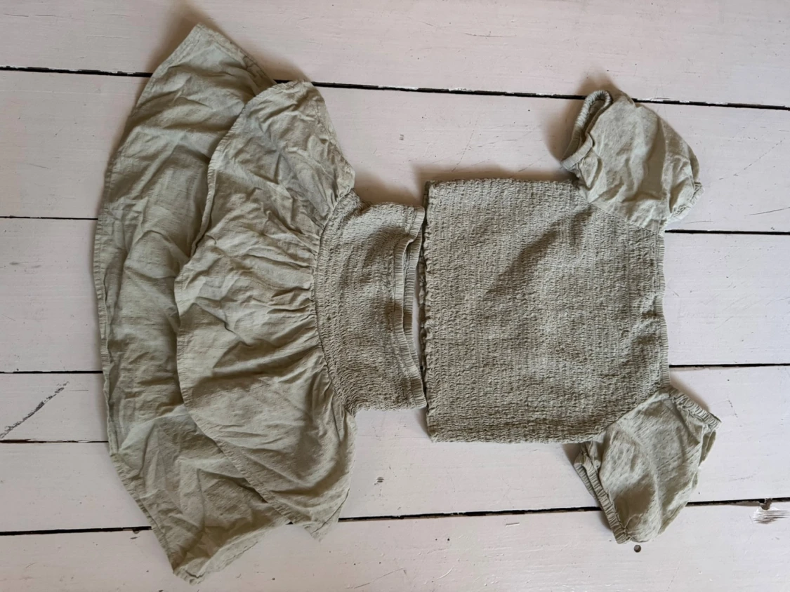 Ljusgrönt tvådelat set med puffärm - 1