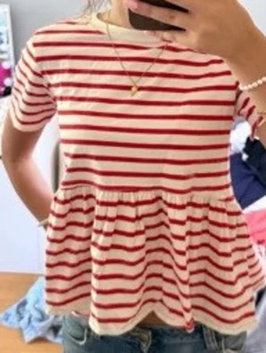 Rödvit randig topp från Zara - Säljer en söt röd- och vitrandig topp från Zara ❤️ Säljer då den inte längre kommer till användning! Priset går även att diskuteras! ❤️
