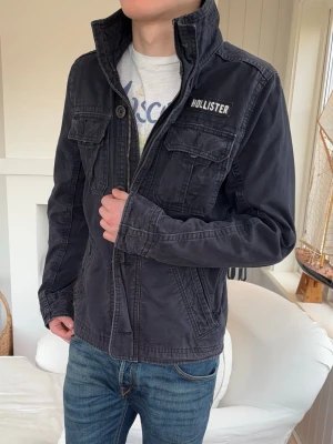 Hollister fieldjacka - Modell: 182cm, 72kg.  medium passar mig perfekt
