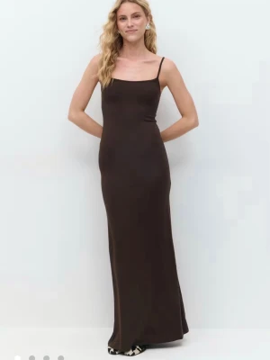 Maxi slip dress - Säljer denna bruna klänning från Gina tricot i storlek S. Har inte använt och lappen är kvar. Nypris 299kr