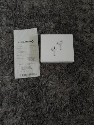Apple AirPods Pro 3 trådlösa hörlurar - Säljer ett par vita Apple AirPods Pro 3 med stilren design och laddningsetui. Hörlurarna är in-ear och levereras i originalförpackning. Perfekta för dig som vill ha grymt ljud, brusreducering och smidig anslutning till iPhone eller andra Apple-enheter.
