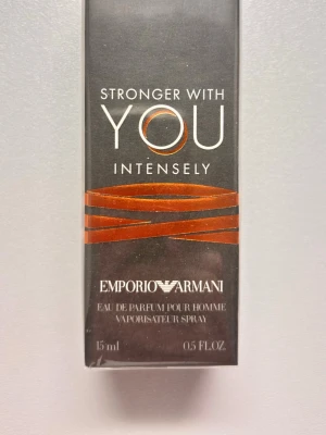 Emporio Armani Stronger With You Intensely - Emporio Armani Stronger With You Intensely Eau de Parfum pour Homme i 15 ml flaska. Förpackningen är mörkgrå med kopparfärgade detaljer och vit text. Parfymen kommer i en stilren och lyxig kartong, perfekt för dig som gillar exklusiva dofter. Perfekt för efter idrott. 
