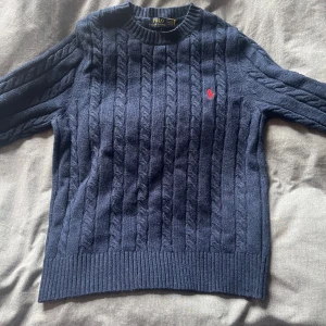 Mörkblå kabelstickad tröja från Ralph Lauren - Nästintill helt ny tröja från polo Ralph lauren. Säljer då jag inte använder den längre. Storlek S