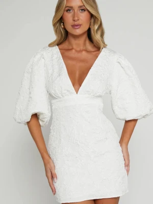 Studentklänning  - Superfin vit kortare klänning med v-ringning och strödde puffärmar. Perfekt till studenten, midsommar eller andra speciella tillfällen!🙌 Endast använd 1 gång