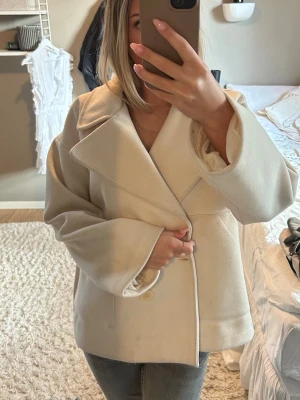 Kappa - Jättefin kappa från design my si🙏🏻lite nopprig långors ställen men lätt att få bort!❤️skriv om ni har några frågor❤️