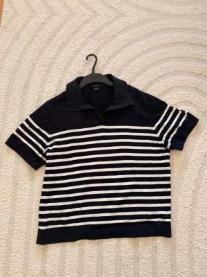 Marinblå och vit randig skjorta - Kortärmad skjorta från Massimo Dutti i marinblått och vitt med horisontella sträck.
