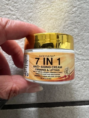 7 IN 1 Anti-Aging Cream från LuckyMusn 60 g - En 7 IN 1 anti-aging cream från LuckyMusn med guldig lock. Krämen innehåller retinol, kollagen, vitaminer C och E, hyaluronsyra, niacinamid och peptider. Ger fastare och slätare hud. Burken rymmer 60 g.
