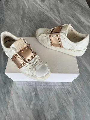 Valentino skor - Valentino Rockstud skor - Fint skick - Tillbehör: Valentino kort och mindre dustbag - Nypris: 6000kr - TrendWardrobe