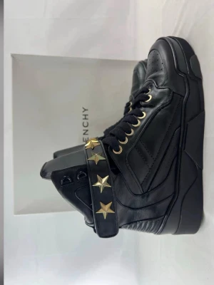!Givenchy tyson high-top! Söker storlek 41-42 - Kan vara vilken färg som helst 