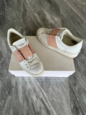 Valentino open skor - Valentino Open -  Jättefint skick  -  Tillbehör: Valentino kort - Nypris: 6000kr - TrendWardrobe