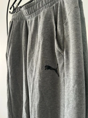 Gråa mjuksbyxor från puma - Gråa mjukisbyxor från puma i mycket bra skick. 💕